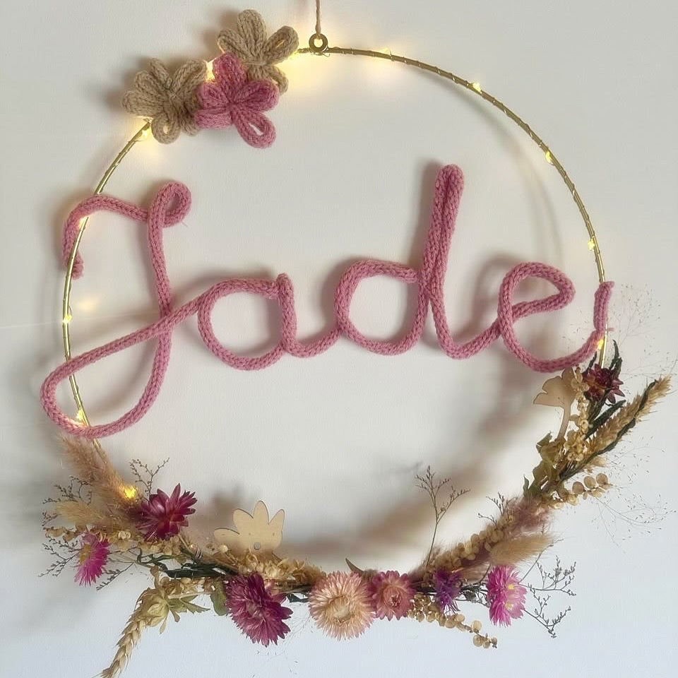 Couronne prénom personnalisée en tricotin - Option fleurs séchées